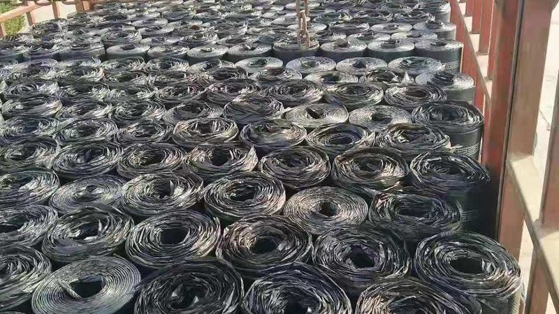卫生间防水涂料与卷材：耐用性对比解析