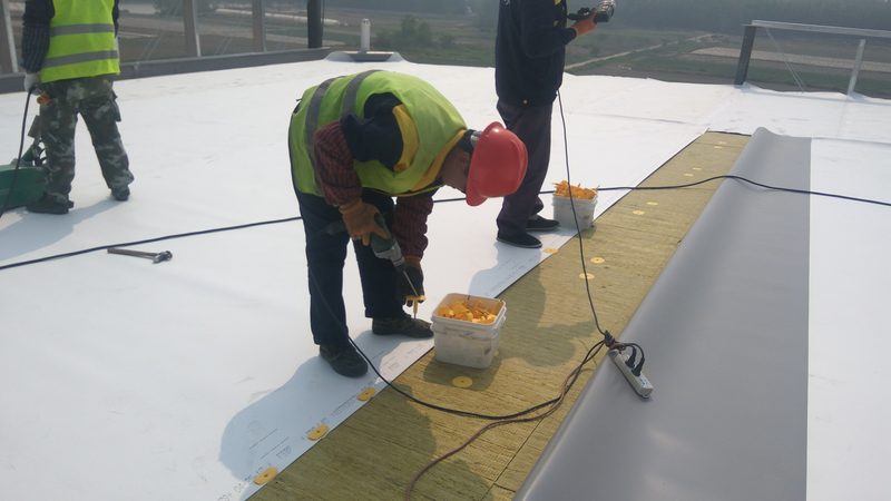 保温材料的施工质量直接关系到其保温效果和使用寿命。以下是一些施工时的注意事项：